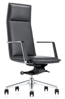 Caiser kontor- og konferansestol med høy rygg, armlener og svart skinn, skrått forfra