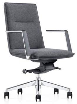 Caiser kontor- og konferansestol med lav rygg, armlener og grå ull, sett skrått forfra